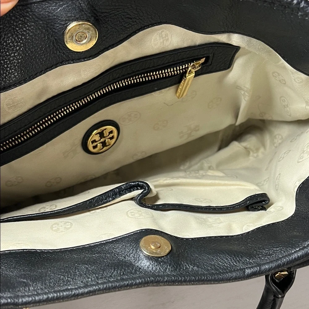 Tory Burch Black Leather Shoulder Bag with Gold Accents D10